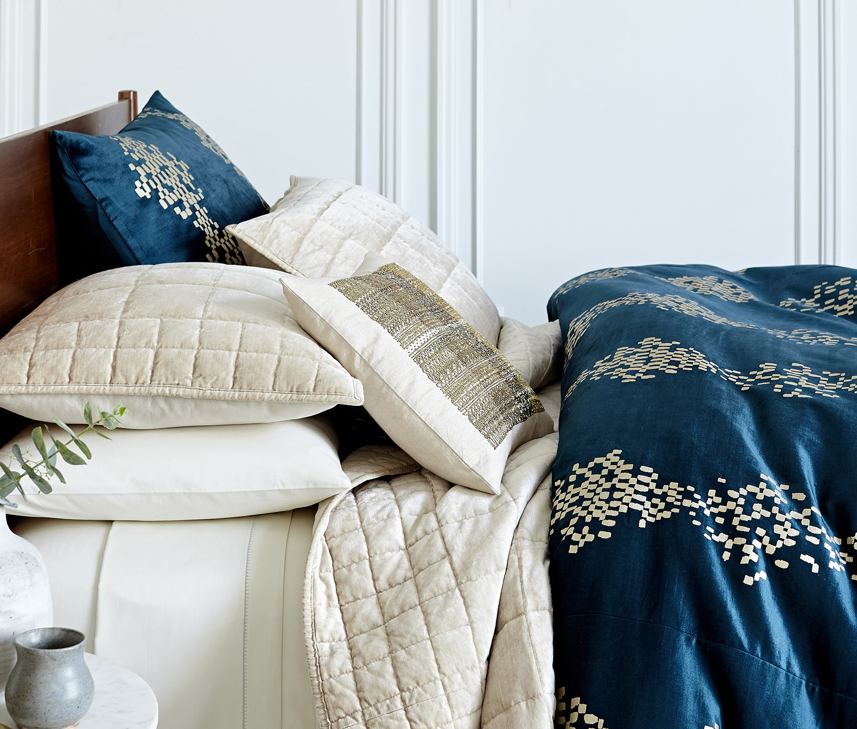 pip-bedding-collection-luster-velvet-fq-stone-trellis-regal-blue-duvet-v2-hl16-081_edited